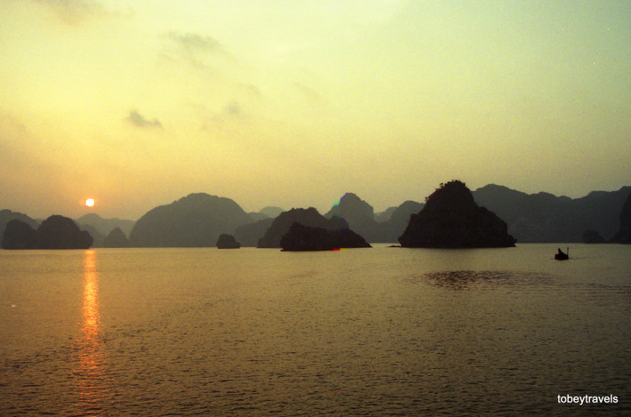 Cảnh bình minh đẹp mê hoặc trên vịnh Hạ Long.