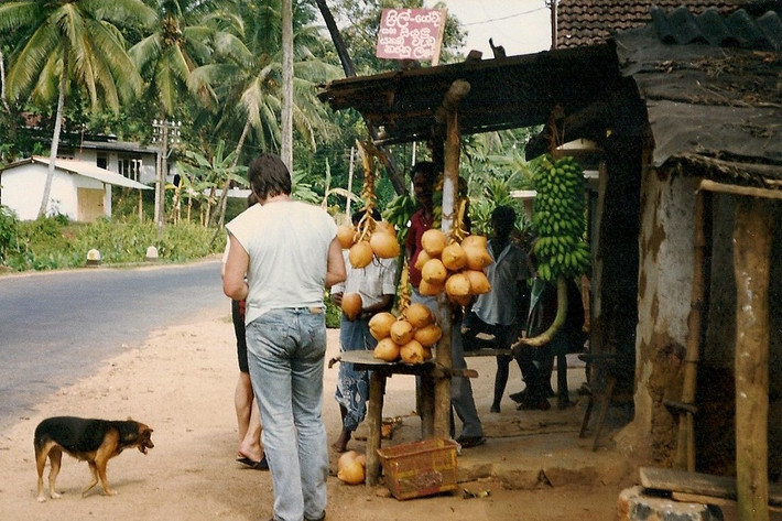 Thưởng thức nước dừa tại quầy bán dừa tươi.