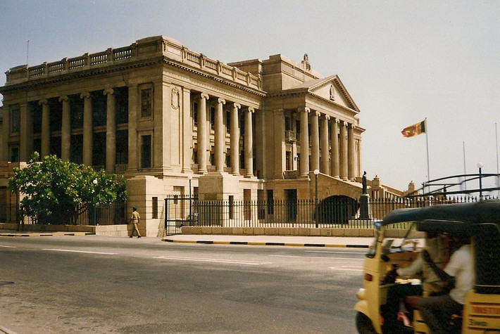 Bên ngoài tòa nhà Quốc hội ở Colombo, thủ đô Sri Lanka năm 1993. Ảnh: Gudrunfromberlin Flickr.