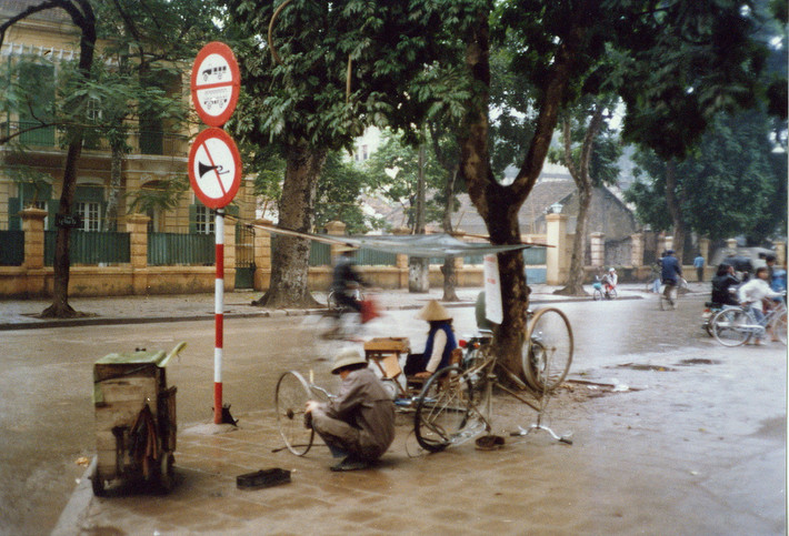Thợ sửa xe và người bán vé số mưu sinh trên đường phố Hà Nội.