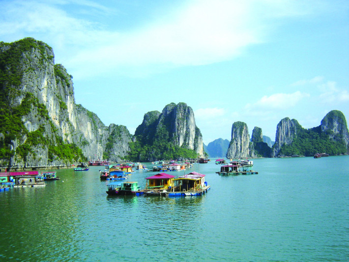 Cũng trong truyền thuyết về Hạ Long, nơi Rồng con hạ xuống được gọi là vịnh Bái Tử Long, đuôi rồng quẫy nước trắng xóa tạo thành đảo Bạch Long Vĩ. Là một phần trong quần thể di sản vịnh Hạ Long, với những hòn đảo xinh đẹp có bãi cát dài trắng xóa, Vịnh Bái Tử Long ngày càng thu hút khách nước ngoài đến thăm quan, nghỉ dưỡng. Ảnh: Chudu24.