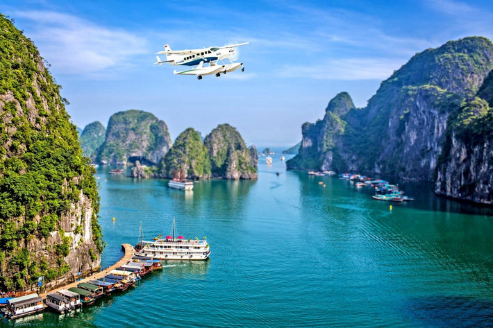 Vịnh Hạ Long (tỉnh Quảng Ninh) được cả thế giới biết đến như kỳ quan thiên nhiên có một không hai với các đảo đá, hang động và bãi biển đẹp mê hồn. Địa danh mang tên Rồng bắt nguồn từ truyền thuyết về Rồng mẹ hạ xuống biển trong buổi đầu lập quốc của người Việt. Ảnh: Chudu24.