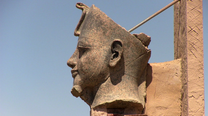 Một nghiên cứu về xác ướp của Amenhotep III được nhà giải phẫu học người Australia Grafton Elliot Smith tiến hành đã đi đến kết luận rằng vị pharaon qua đời vào độ tuổi từ 40-50 tuổi.