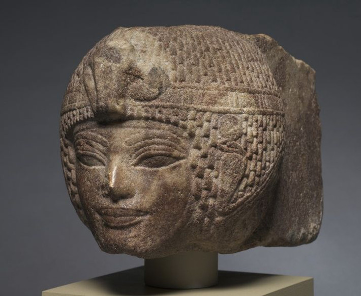 Amenhotep III cũng là vị pharaoh có số lượng các bức tượng còn tồn tại cho tới ngày nay nhiều hơn hơn bất kỳ vị pharaoh Ai Cập nào, với hơn 250 bức tượng của ông đã được phát hiện và xác định.