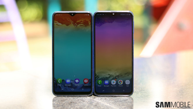 Galaxy M10 và M20 được trang bị màn hình khuyết đỉnh hình giọt nước. Trong đó, Galaxy M20 có màn hình LCD 6,3 inch Full HD+, tỷ lệ khung 19,5:9. Màn hình của Galaxy M10 có kích thước nhỏ hơn 6,2 inch, độ phân giải HD+.