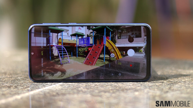 Galaxy M20 dùng chip Exynos 7885 8 nhân, tốc độ xung nhịp 1.6 GHz. RAM 3/4 GB và bộ nhớ trong tương đương 32 và 64 GB. Điểm đáng chú ý trên Galaxy M20 đến từ viên pin có dung lượng lớn 5.000 mAh, giúp người dùng có thể kéo dài thời gian sử dụng.
