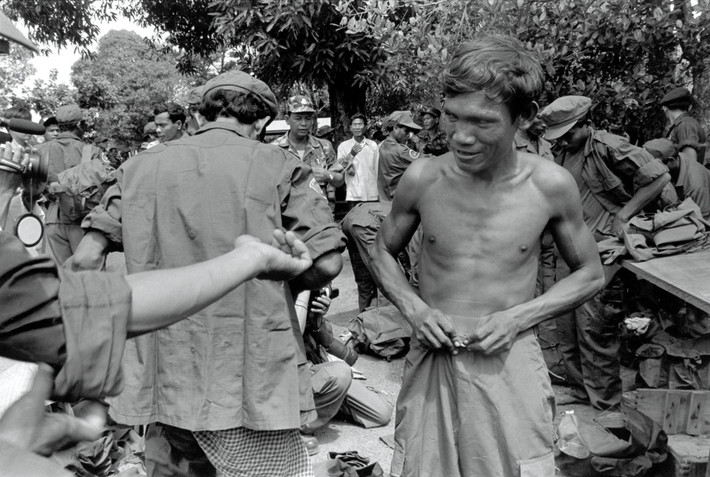 Nhóm tàn quân cởi bỏ quân phục Khmer Đỏ. Ảnh: Gilles Peress/ Magnum.