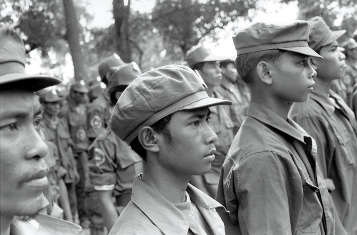 Phải cho tới năm 1998, lực lượng Pol Pot ẩn trú tại Anlong Veng mới hoàn toàn bị triệt phá. Ảnh: Gilles Peress/ Magnum.