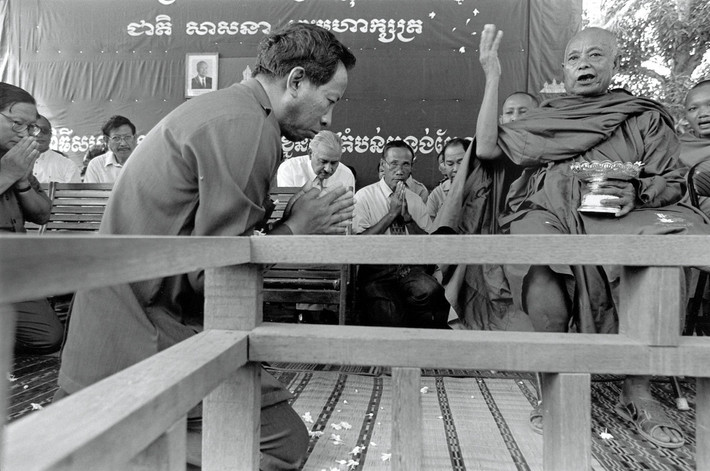 Cựu binh Khmer Đỏ tham gia lễ sám hối. Ảnh: Gilles Peress/ Magnum.