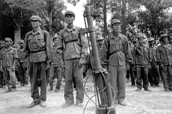 Nhóm tàn quân Pol Pot lớn cuối cùng ra đầu thú ở huyện Anlong Veng, tỉnh Oddar Meancheay. Ảnh: Gilles Peress/ Magnum.