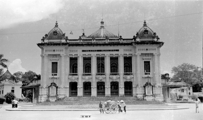 Một bức ảnh khác về Nhà hát Lớn năm 1940. Nhà hát là nơi diễn ra thường xuyên các hoạt động văn hóa, biểu diễn nghệ thuật. Nhà hát Lớn là nơi khai sinh và tôn vinh kịch nghệ cùng sân khấu Việt Nam, cũng như các loại hình nghệ thuật giao hưởng, hợp xướng, nhạc kịch, vũ kịch.