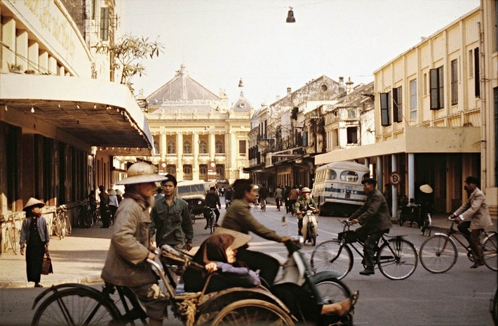 Phố Tràng Tiền và Nhà hát Lớn Hà Nội năm 1979. Ngày nay, Nhà hát Lớn là một trong những địa điểm biểu diễn quan trọng bậc nhất ở Hà Nội, được những người làm nghệ thuật coi như một "ngôi đền" dành cho nghệ thuật cổ điển.