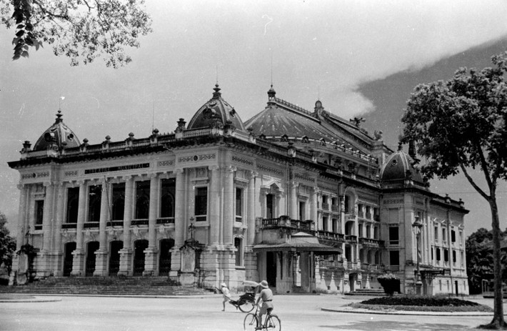 Nhà hát Lớn năm 1940 qua bức ảnh của nhiếp ảnh gia Mỹ Harrison Forman. Ngay từ khi hoàn thành, Nhà hát Lớn đã giữ vai trò một trong những trung tâm văn hóa quan trọng của thủ đô.