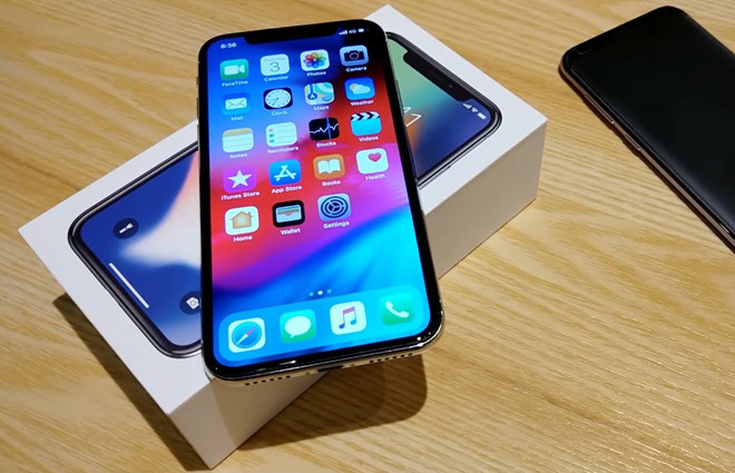 Tài khoản YouTube có tên Nikolay Tanev đã đăng tải video khám phá khu chợ linh kiện iPhone tại Thâm Quyến, Trung Quốc. Tại đây, anh đã mua cho mình chiếc iPhone X được tạo ra từ nhiều linh kiện khác nhau với số tiền hơn 500 USD.