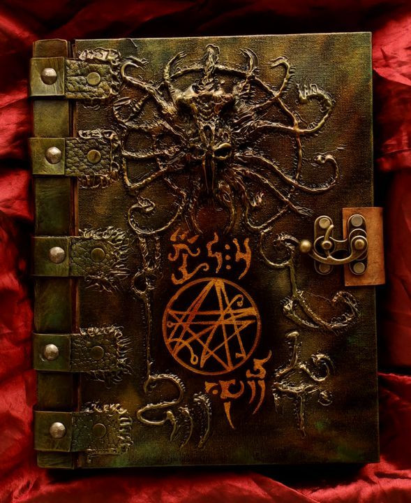 Necronomicon là tên gọi của một cuốn sách cổ được viết vào năm 738 bởi Abduh Alhazred, một học giả sinh ra tại Yemen và sống tại Damascus (thủ đô Syria ngày nay).