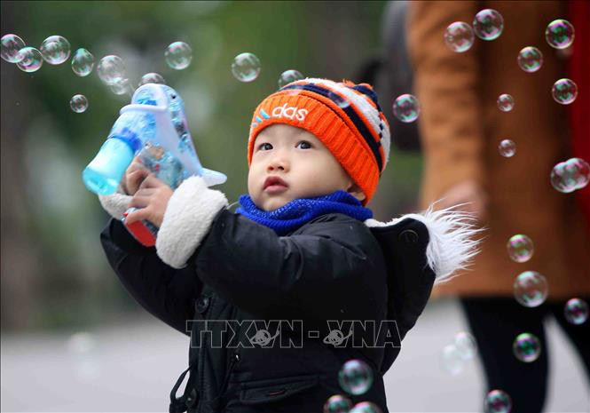 Em nhỏ thích thú với trò chơi bong bóng.