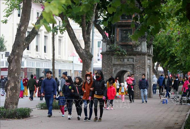Không gian phố đi bộ Hồ Gươm là điểm đến ấn tượng của Thủ đô để cùng tận hưởng không khí hân hoan, vui tươi, bình an trong ngày đầu tiên của năm mới 2019.