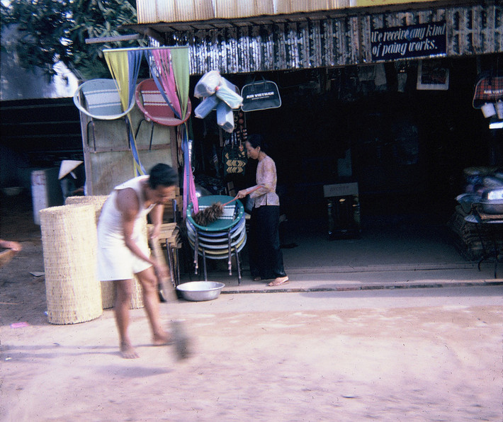 Hai vợ chồng dọn dẹp vệ sinh cho cửa hàng của mình. Ảnh: Allen Hinnman.