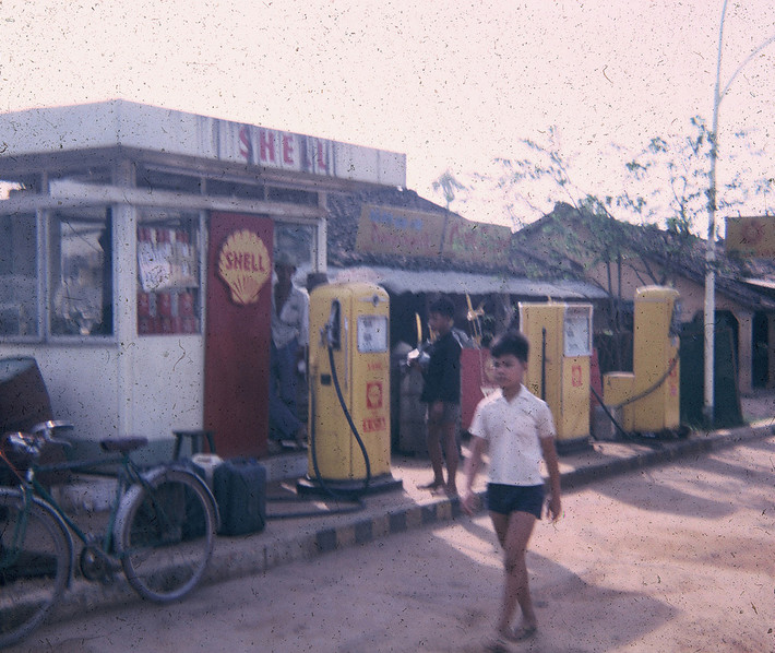 Trạm xăng Shell ở trung tâm thị trấn Củ Chi năm 1966 - 1967. Ảnh: Allen Hinnman.
