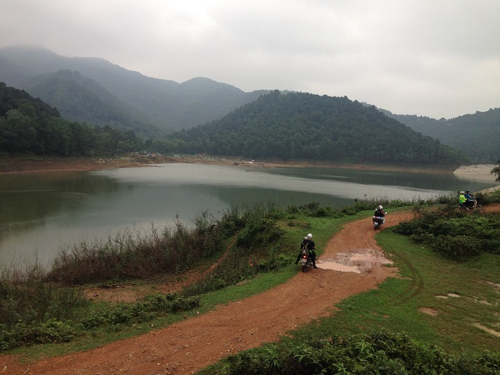 Dưới chân núi còn có hồ Hàm Lợn với phong cảnh hữu tình, là địa điểm lý tưởng để cắm trại, ngoạn cảnh. Ảnh: Tripi.vn.