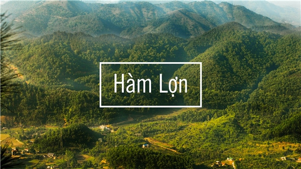 Thuộc dãy núi Độc Tôn nằm ở huyện Sóc Sơn, cách trumg tâm thành phố Hà Nội khoảng 40 km, đỉnh núi Hàm Lợn là một địa danh mang tên “Lợn” khá nổi tiếng của Hà Nội. Ảnh: Văn Hóa Việt.
