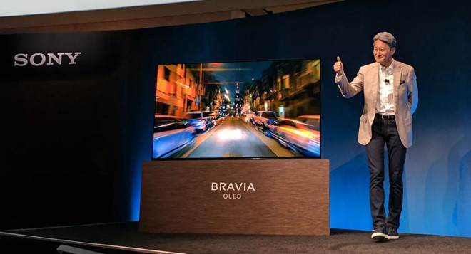 Master Series A9F: nhắc đến TV OLED cao cấp, ngoài LG, Sony cũng là thương hiệu có đại diện sử dụng công nghệ hiển thị này. A9F là chiếc TV OLED 4K cao cấp nhất của hãng, ra mắt Việt Nam từ tháng 8/2018. Model này có hai phiên bản 55 và 65 inch, dùng bộ xử lý hình ảnh X1 Ultimate, kết hợp các công nghệ như Pixel Contrast Booster (hệ thống điều khiển tấm nền OLED độc quyền của Sony), Acoustic Surface Audio.. giúp gia tăng trải nghiệm các tựa phim hành động. Model này có giá 73,4 triệu (bản 55 inch) và 110,9 triệu đồng (bản 65 inch).