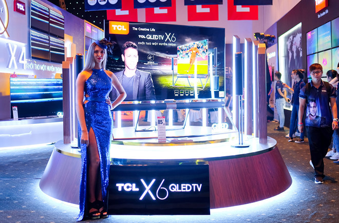 X6 là dòng TV cao cấp nhất hiện tại của TCL. Giá bán của mẫu TV flagship này được hãng công bố là 269 triệu đồng vào thời điểm ra mắt hồi tháng 4/2018. TV X6 có kích thước màn hình 85 inch, tấm nền chấm lượng tử QLED do TCL và Samsung hợp tác nghiên cứu. Model X6 trang bị công nghệ âm thanh vòm Dolby Atmos cùng hệ thống loa Harman Kardon 7.1.4 công suất 350 Watt cho trải nghiệm âm thanh ấn tượng. Ngoài thanh loa soundbar phía dưới màn hình, X6 còn đi kèm nhiều loa vệ tinh. Có giá cao hơn cả TV cao cấp của Sony, nhưng TCL X6 hiện không còn được bán rộng rãi ở Việt Nam. Model này chỉ còn xuất hiện trên website của TCL.