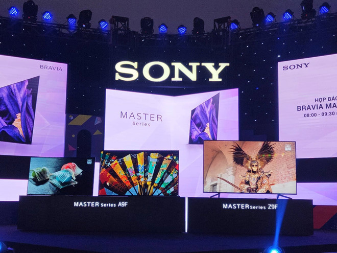 Master Series Z9F là mẫu TV 4K cao cấp khác của Sony. Không giống A9F, Z9F dùng công nghệ LED thay vì OLED. Người tiêu dùng có thể cân nhắc lựa chọn giữa hai công nghệ tùy theo sở thích (màu rực, độ sáng cao hay độ đen sâu, tiết kiệm điện). Model này có màn hình 75 inch trang bị công nghệ góc nhìn siêu rộng (W-wide Angle), đèn nền LED full-array, bộ xử lý hình ảnh X1 Ultimate cùng công nghệ xử lý sắc nét vi mô (Object-based Super Resolution), hiệu chỉnh vật thể độc lập (Object-based HDR remaster) và chế độ cân chỉnh dành riêng cho Netflix. Giá bán của Master Series Z9F là 134,9 triệu đồng và chỉ có bản 75 inch.