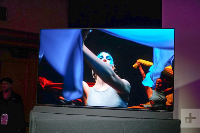 Panasonic FZ950 được trang bị công nghệ màn hình OLED. Thiết kế của model này không quá nổi trội với soundbar đặt bên dưới. FZ950 có kích thước 65 inch đạt chuẩn HDR10+. Trí thông minh nhân tạo trong bộ xử lý hình ảnh HCX của máy giúp cải thiện chất lượng hình ảnh khi phát những nội dung HDR10 thông thường. Hãng cũng tích hợp cảm biến để máy tự động điều chỉnh độ sáng so với môi trường xung quanh. Giá bán của FZ950 là 74,4 triệu đồng. Ảnh: Digitaltrends.