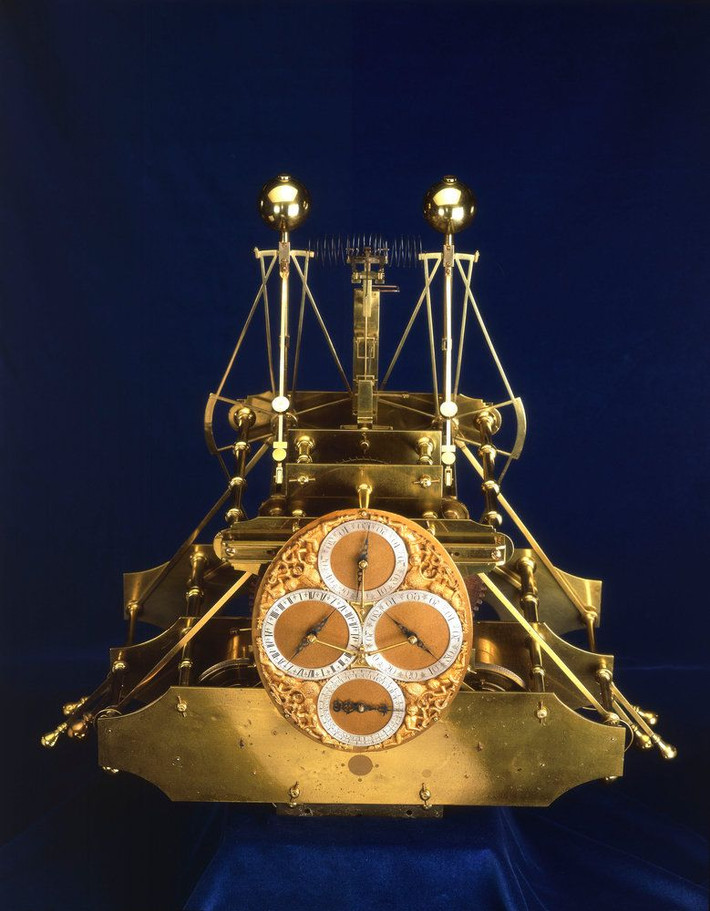 Vào năm 1761, một người thợ làm đồng hồ tên John Harrison (Anh) đã đạt được một giải thưởng lớn khi đã chế tạo thành công một đồng hồ chỉ chạy sai 5 giây trong vòng 10 ngày. Đến năm 1840, Alenander Bain (Scotland) phát minh ra đồng hồ điện.