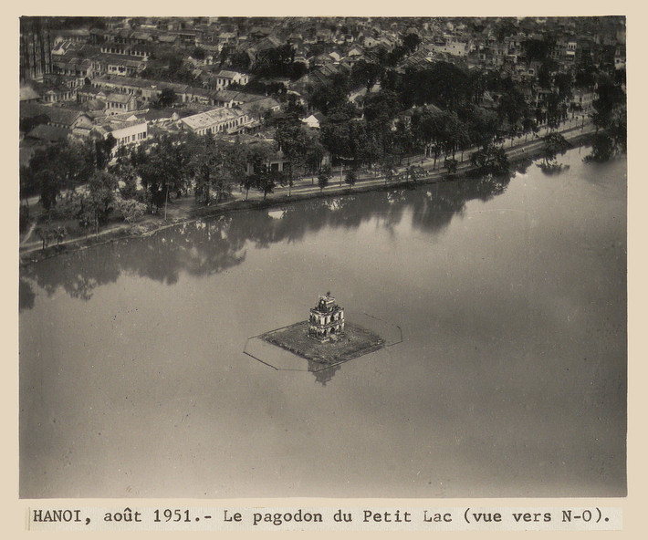Cận cảnh tháp rùa và bờ hồ phía đường Lê Thái Tổ, 1951.