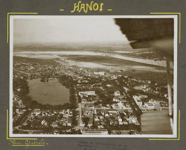 Khu vực trung tâm Hà Nội năm 1930 nhìn từ máy bay. Hồ Gươm ở bên trái, phía xa là sông Hồng và cầu Paul Doumer (cầu Long Biên).