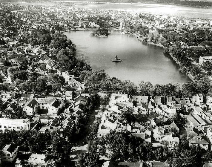 Toàn cảnh hồ Gươm nhìn từ khu phố cũ ở phía Nam, 1946. Con đường lớn phía dưới là đường Bà Triệu.