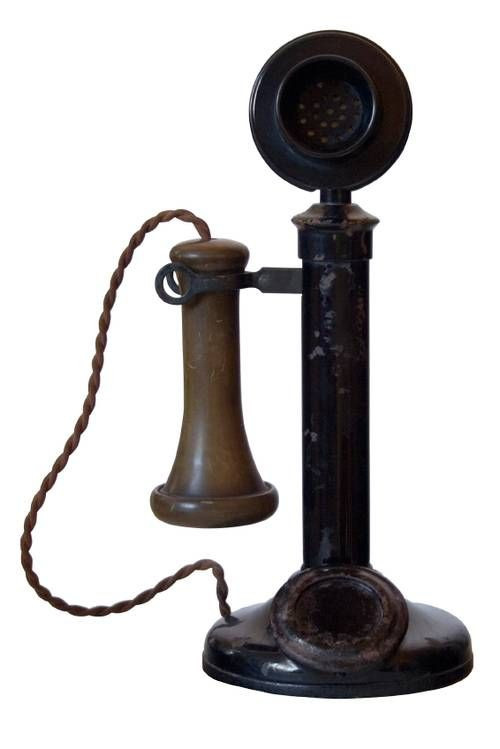Năm 16 tuổi, Bell bắt đầu những nghiên cứu đầu tiên về cơ chế truyền âm. Đến năm 1876, ông được cấp bằng sáng chế điện thoại và được mệnh danh là cha đẻ ngành thông tin liên lạc hiện đại.