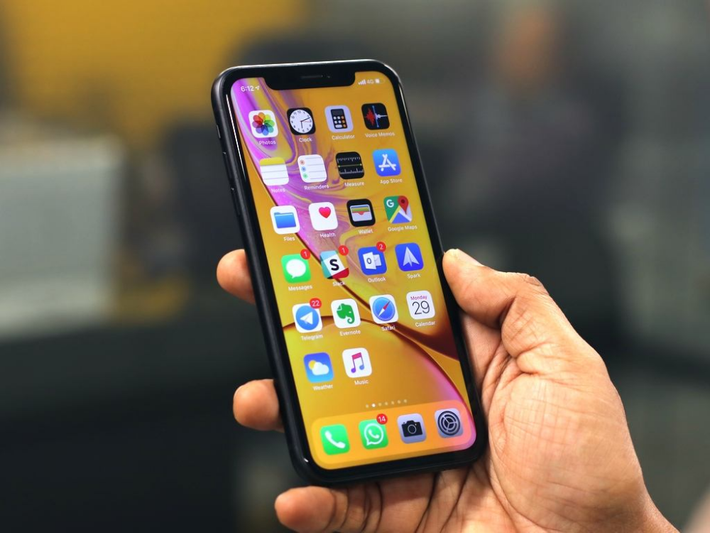 Tử đó, những chiếc điện thoại đã “tiến hóa” liên tục theo dòng thời gian và trở thành những chiếc smartphone nhỏ gọn, vật dụng bất khả ly thân của hàng tỉ người trong thế giới đương đại.