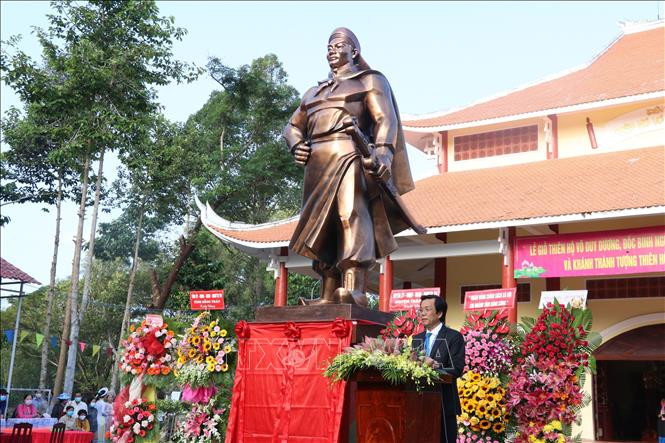 Tương truyền, trong một lần diễn tập ở bờ kênh, ông cưỡi trâu từ dưới nước vượt lên bờ và các nghĩa binh cố sức ngăn cản. Ông thúc trâu tả xông hữu đột, gạt phăng hết khí giới của họ bằng những đường roi mạnh mẽ, khiến mọi người đều thán phục. Ảnh: TTXVN.