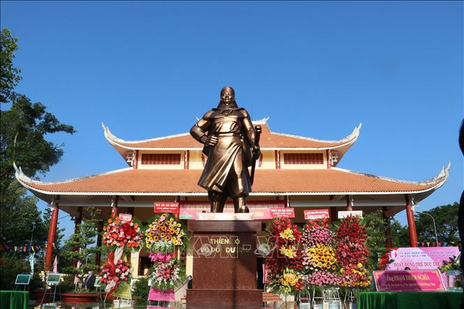 Từ thuở nhỏ Võ Duy Dương đã là một cậu bé sáng trí, khỏe mạnh, giỏi võ nghệ. Khi cha qua đời, Dương phải đi chăn trâu để sinh sống. Khi Pháp đánh Nam Kỳ, ông đứng lên chiêu mộ hào kiệt chống ngoại xâm. Chỉ trong một thời gian ngắn, ông mộ được gần 1.000 người. Ảnh: TTXVN.