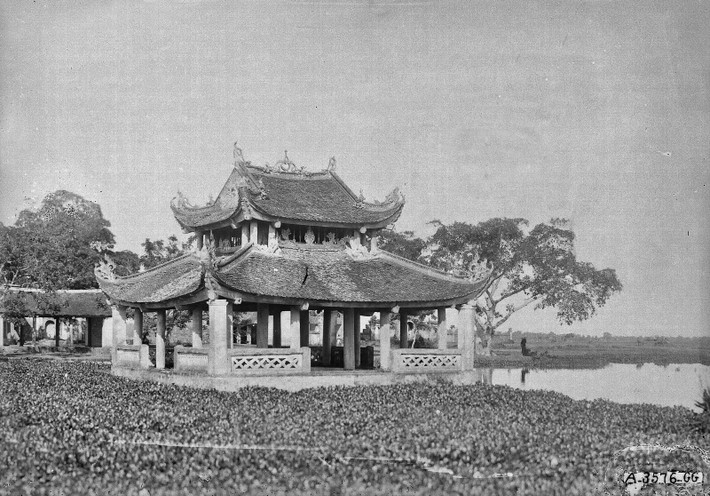 Thủy đình trong hồ bán nguyệt của đền Lý Bát Đế, nơi diễn ra các buổi múa rối, Bắc Ninh thập niên 1920. Đền còn được gọi là Đền Đô hoặc Cổ Pháp điện, là nơi thờ tám vị vua đầu tiên của nhà Lý.