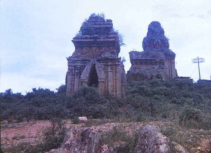 Cận cảnh các tòa tháp, 1967-1968. Phía trước là tháp Bia, kế đến là tháp Hỏa và tháp thờ chính. Ảnh: Wayne Hedike.