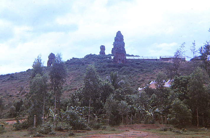 Tháp Bánh Ít nhìn từ chân núi, 1967-1968. Di tích có với 4 ngọn tháp, gồm: tháp thờ chính (Kalan); tháp Cổng (Gopura); tháp Hỏa (Kosagrha); tháp Bia (Porsa).Ảnh: Wayne Hedike.