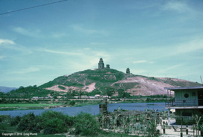 Tháp Bánh Ít nhìn từ bờ bên kia sông Côn, 1967. Theo các nhà nghiên cứu, tháp Bánh Ít được xây dựng vào khoảng thế kỷ thứ 10.