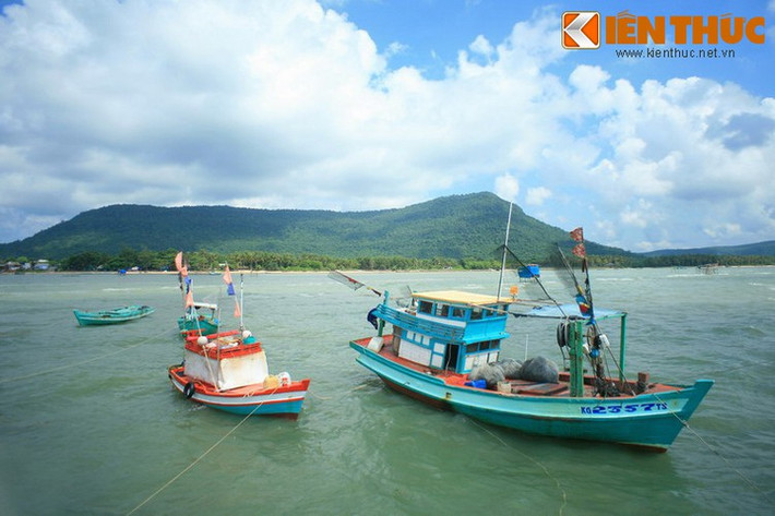  1. Đảo lớn nhất Việt Nam. Với diện tích 589,23 km2, đảo Phú Quốc là hòn đảo lớn nhất Việt Nam. Diện tích của đảo tương đương với đảo quốc Singapore khi chưa tiến hành lấn biển, hoặc gần bằng 2/3 diện tích tỉnh Bắc Ninh, tỉnh nhỏ nhất của Việt Nam.