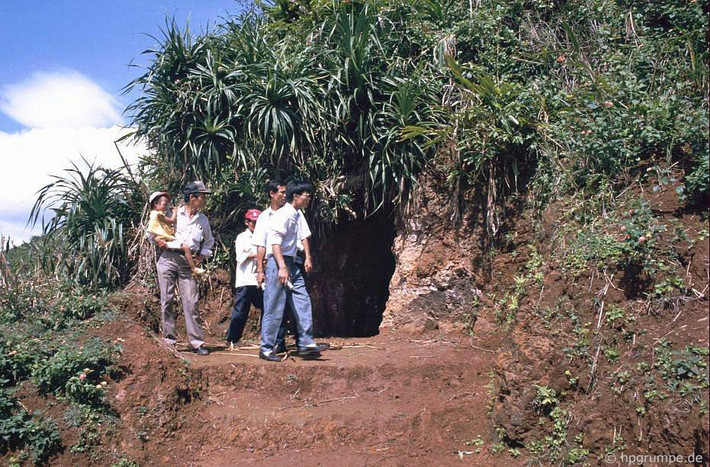 Bên ngoài một cửa hầm um tùm cây dại. Vào thời điểm năm 1992, không có nhiều du khách ghé thăm địa đạo Vịnh Mốc vì đường xá không thuận tiện và hầu như không có dịch vụ gì ở nơi đây.