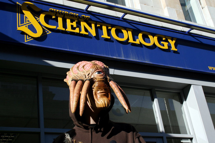 Điểm cực đoan của Scientology là chính sách không liên hệ. Theo đó, các thành viên của giáo phái phải cắt đứt liên lạc với bạn bè, người thân và thậm chí cả vợ chồng, con cái nếu như những người đó nghi ngờ và phản đối đức tin này.
