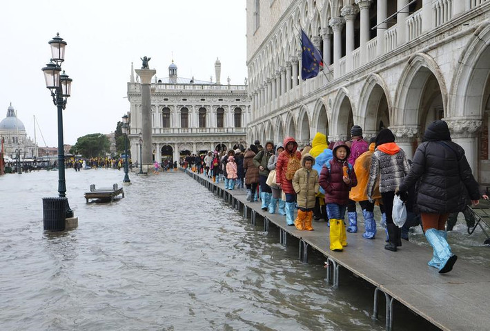 Một trong những địa điểm thu hút khách du lịch hàng đầu châu Âu, Venice từ lâu đã bị đe dọa bởi tình trạng nước biển dâng. Thành phố cũng được xây dựng trên một tầng địa chất yếu ở cửa sông Po, khiến nó càng dễ phải chịu những ảnh hưởng tiêu cực. Ảnh:Reuters.
