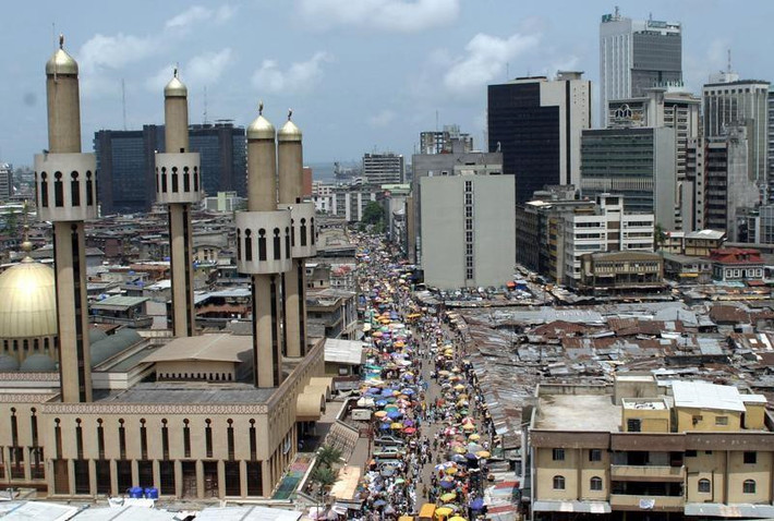 Lagos là thành phố lớn nhất ở Nigeria và châu Phi với 21 triệu dân. Việc khoan giếng lấy nước sạch kết hợp với việc thành phố không có hệ thống thoát nước hoàn chỉnh khiến Lagos dễ bị ảnh hưởng bởi tình trạng nước biển dâng. Ảnh:Reuters.