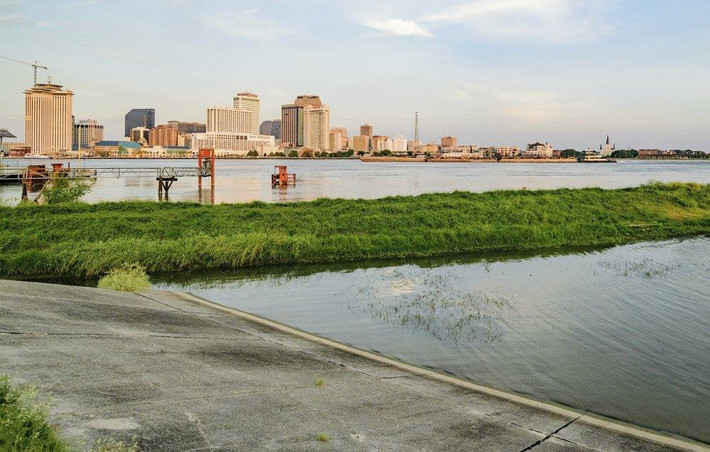 New Orleans ở bang Louisiana (Mỹ) nổi tiếng với cuộc sống về đêm đầy màu sắc, nhưng nó cũng là một trong những thành phố chìm nhanh nhất thế giới. Hiện tại, một nửa thành phố đang ở thấp hơn mực nước biển. Ảnh:AP.