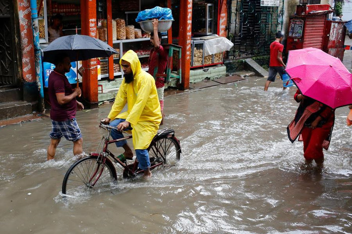 Dhaka, thành phố đông dân nhất Bangladesh, dựa 90% vào những nguồn nước ngầm để phục vụ sinh hoạt cho số dân lên tới 18 triệu người, khiến nó lún nhanh hơn các khu vực khác. Ảnh:Reuters.