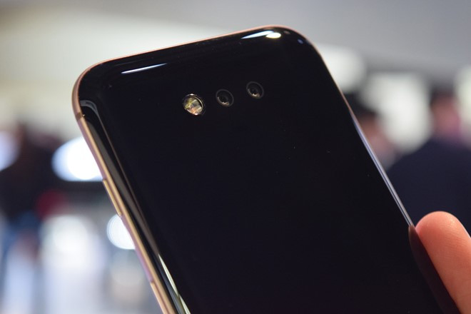 Honor Magic sở hữu cảm biến ở phần khung và cảm biến hồng ngoại ở camera mặt trước. Khi người dùng cầm điện thoại lên, cảm biến ở khung và camera sẽ nhận diện được mắt và mặt của họ từ đó tự động bật sáng. Nếu người dùng đặt máy xuống hoặc bỏ vào túi, màn hình sẽ tắt chỉ trong 1 giây.