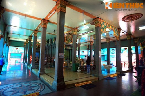 Tọa lạc ở số 45 Trương Định, Q.1, đền thờ Bà Mariamman (người Việt thường gọi là chùa Bà) là ngôi đền Hindu giáo lớn và nổi tiếng nhất trong ba ngôi đền Hindu tại TP HCM ngày nay. Ngôi đền được các thương gia người Ấn Độ ở Sài Gòn đóng góp tiền xây dựng cách đây 100 năm để thờ thần Mariamman - một vị nữ thần trong Hindu giáo. Dù không phải chùa Việt nhưng rất nhiều người Việt đến nơi đây chiêm bái vào các dịp lễ, Tết.